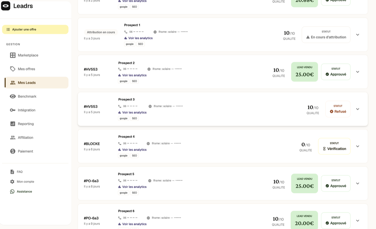 Tableau de bord de la marketplace de leads : les demandes de devis reçues, leurs statuts et leurs prix, entre 20 et 25 euros. Noms et téléphones anonymisés.